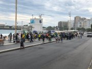 Manifestantes fazem ato minúsculo pró-Bolsonaro na praia de Copacabana