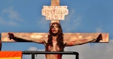 Após ter sido “crucificada” na Parada de Orgulho LGBT, modelo sofre sua 2° agressão por parte de religiosos