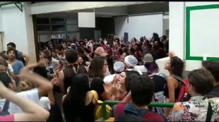 Estudantes pulam catraca do RU da Unicamp contra as demissões de 330 terceirizados