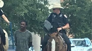 Policiais brancos a cavalo “desfilam” com homem negro amarrado a uma corda, no Texas, EUA