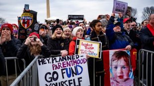 À medida que o desemprego aumenta, Trump financia grupos anti-aborto