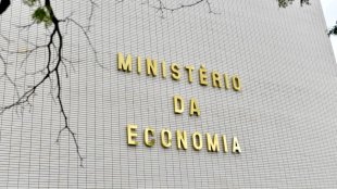 Governadores, Maia e Centrão se alinham com Bolsonaro e Guedes para congelar salários de servidores até 2021