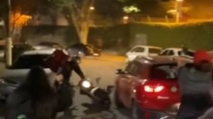 Ricardo Salles, destruidor do meio ambiente, atropela motoboy para fugir de estudantes protestando