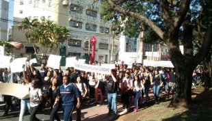 Ato com quase mil alunos e professores fecha vias em São Paulo