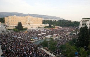 Milhares de gregos lotam a praça Syntagma contra a Troika