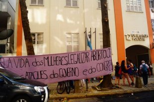 Mulheres fazem ato pela legalização do aborto na frente de delegacia em Copacabana