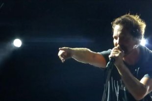 Eddie Vedder expulsa homem que agredia mulher no meio do show