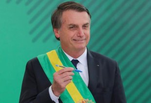 Bolsonaro confirma posição xenófoba de saída do pacto de migração da ONU e se submete à Trump