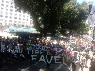 Centenas de profissionais da Saúde do RJ protestam contra os absurdos cortes de Crivella