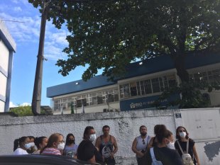 Merendeiras da HB, terceirizada da prefeitura do Rio, protestam após 3 meses sem salário