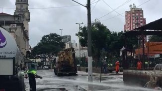 Funcionário de Dória usa jato de água para expulsar morador de rua
