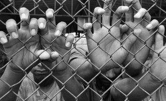 Comissão do Senado pode votar redução da maioridade penal que encarcera jovens negros hoje