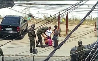 Exército revista crianças em operação na favela do Muquiço em Guadalupe no RJ