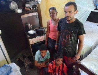 Famílias pobres trocam gás de cozinha por lenha por causa da crise