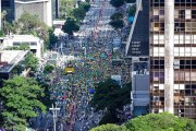Bolsonaro reuniu pequeno bando pró AI-5, gente que nega a existência do Coronavírus e defende o terraplanismo