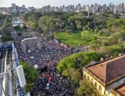 Dezenas de milhares de pessoas se mobilizaram contra Bolsonaro em Porto Alegre