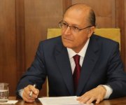 Alckmin diz que paga bônus mas mantém arrocho
