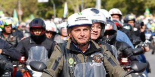 Bolsonaro participa de motociata com apoiadores no RS