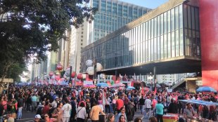 Dezenas de milhares nas ruas em SP contra os ataques de Temer