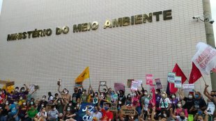  Em Brasília centenas de jovens se reúnem em ato contra a destruição do meio ambiente