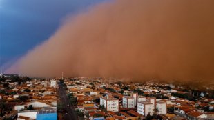 Tempestade de poeira deixa 5 pessoas mortas no interior de São Paulo e alcança outras regiões
