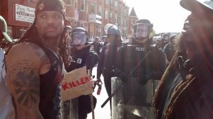 Protestos contra o racismo na cidade de Baltimore militarizada