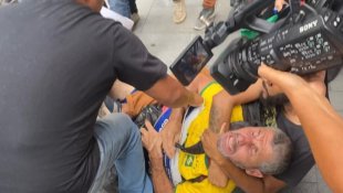 Manifestante no RJ protestando contra Daniel Silveira é hostilizado por 20 bolsonaristas