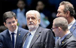 Jaques Wagner (PT) e oposição no Senado culpam atos antifascistas por autoritarismo de Bolsonaro