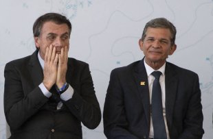 Bolsonaro faz demagogia com preço de combustíveis e Petrobras afirma que haverá aumento