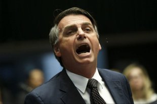 Bolsonaro defende uso de lança chamas contra "terroristas" do MST e MTST