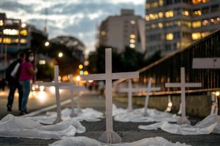 Morrem 1346 pessoas em 24h, pior dia em 4 semanas: Bolsonaro e governadores são responsáveis