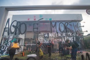 Via Campesina ocupa sede da Aprosoja denunciando a fome no Brasil