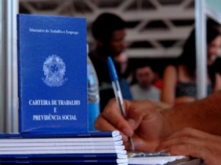 No Brasil, 8 milhões de desempregados, queda de carteira assinada e aumento de ajustes