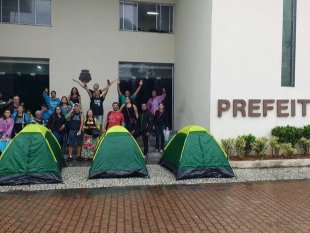 Contra falta de pagamento Profissionais da educação ocupam prefeitura de Cabo Frio RJ