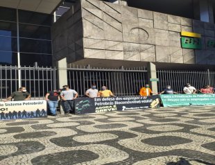 Petroleiros em greve da Petrobras Biocombustíveis realizam ato na sede da Petrobras