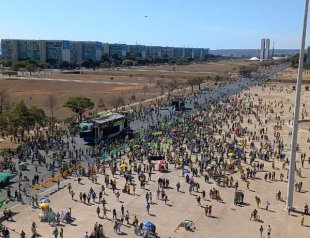 Bolsonaristas vão às ruas para defender discurso golpista