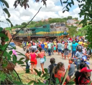 Mais de 500 moradores protestam contra a Samarco no ES
