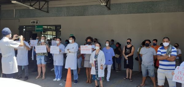 Com falta de leitos, servidores e vacinas, trabalhadores do Postão da Cruzeiro protestam